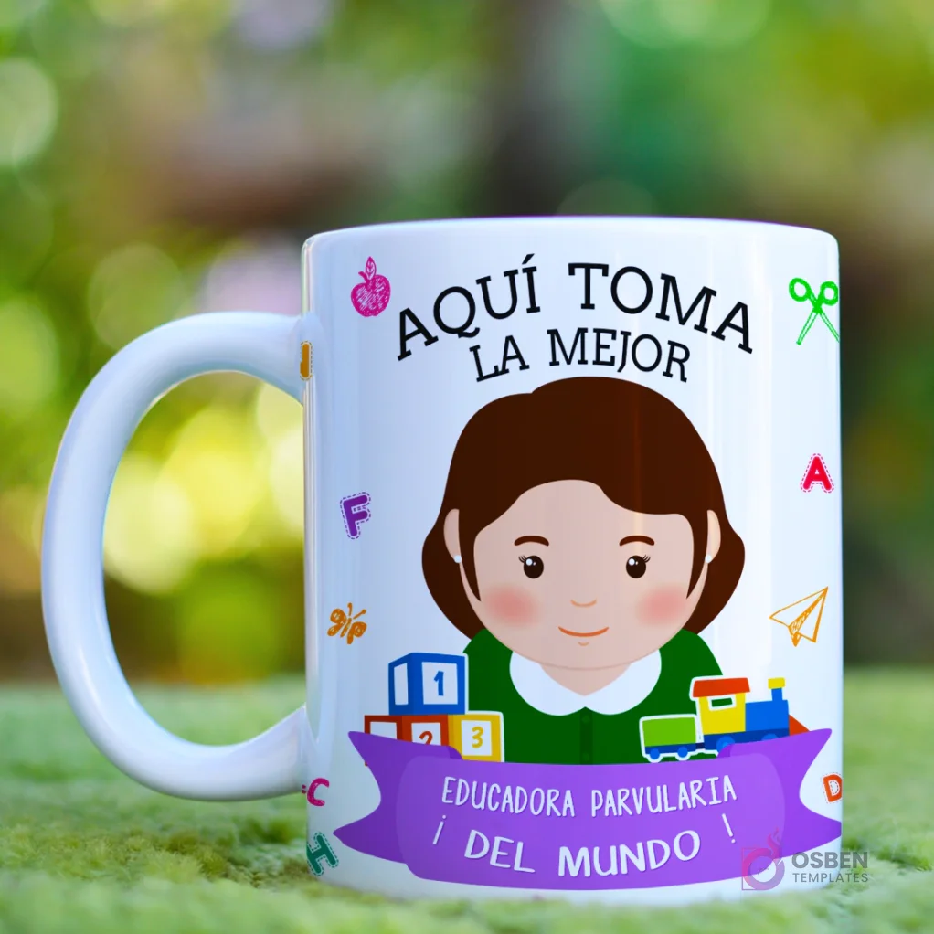 Taza blanca con diseño 'Aquí Toma La Mejor Educadora' con una caricatura de educadora de cabello castaño medio, elementos educativos vibrantes y un fondo natural verde desenfocado