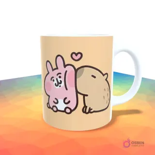 Taza beige con diseño de capibara besando tiernamente a un conejito rosa con un corazón sobre sus cabezas.