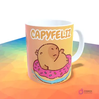 Taza con degradado naranja y amarillo con un capibara gordo y feliz flotando en una dona rosada, con el texto 'CAPYFELIZ'.