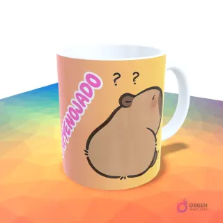 Taza con degradado naranja y amarillo con un capibara de espaldas mirando hacia la derecha, con signos de interrogación y la palabra 'CAPYENOJADO'.