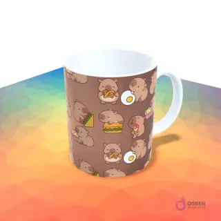 Taza marrón con un patrón repetido de pequeños capibaras comiendo diversos alimentos como sándwiches, pretzels y hamburguesas.