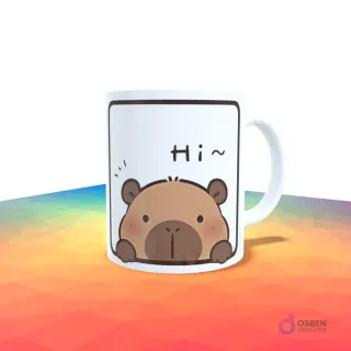 Taza blanca con un diseño minimalista de un capibara asomándose desde abajo con el texto 'Hi~'.