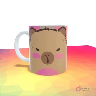 Taza con fondo rosa y un primer plano del rostro de un capibara con mejillas sonrojadas.