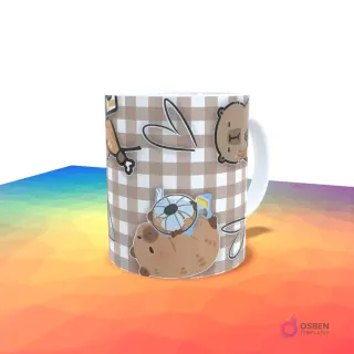 Taza con patrón de cuadros marrones y blancos, con un capibara tumbado boca arriba con un objeto en la cabeza y corazones flotando.