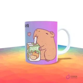 Taza con degradado de morado a naranja, con un capibara bebiendo jugo de naranja de un envase con un corazón al lado.