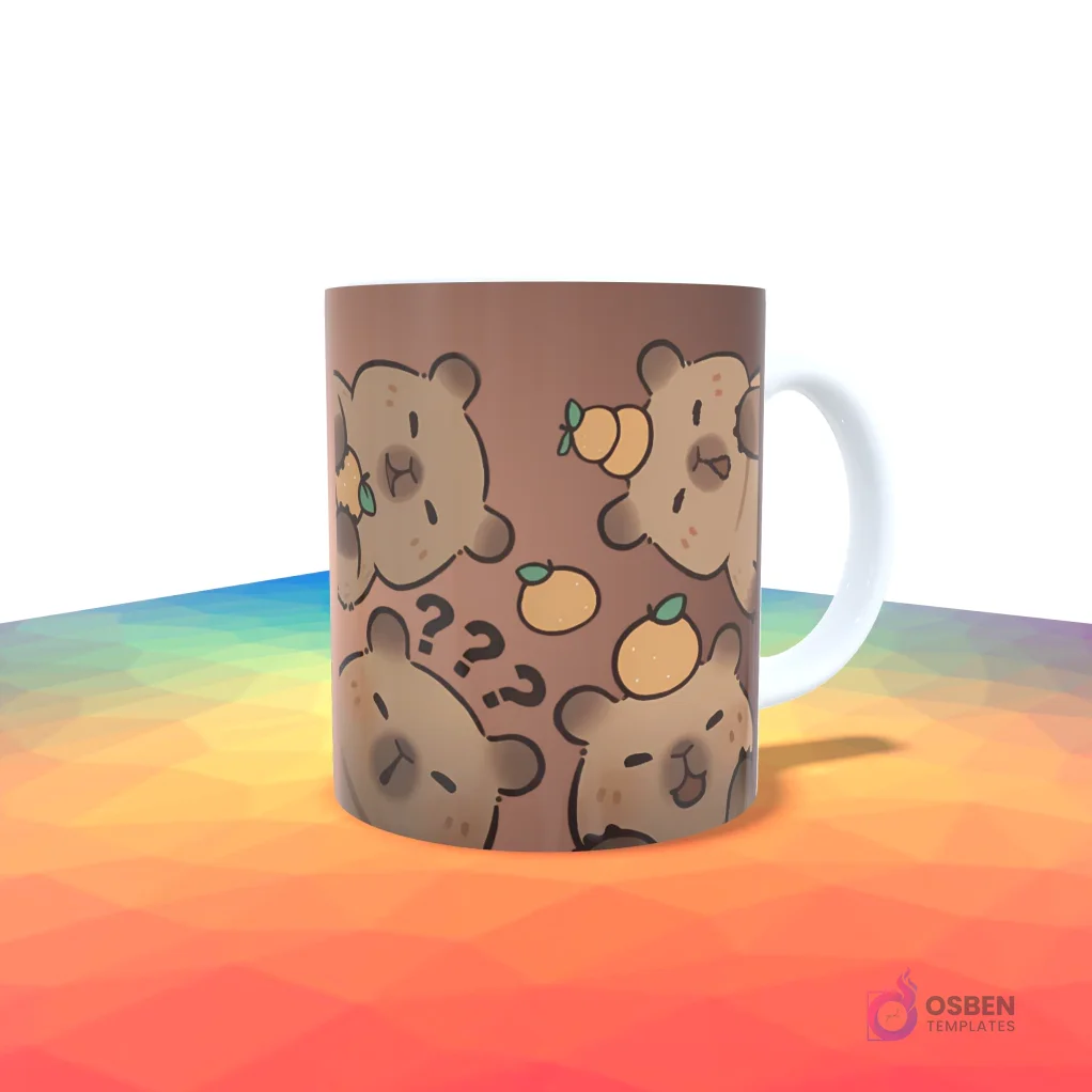 Taza marrón con un patrón de capibaras con pequeñas naranjas en la cabeza, uno con signos de interrogación.