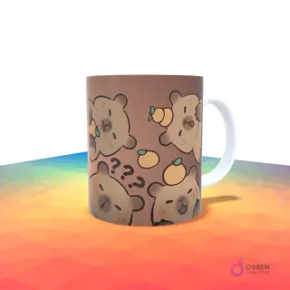 Taza marrón con un patrón de capibaras con pequeñas naranjas en la cabeza, uno con signos de interrogación.