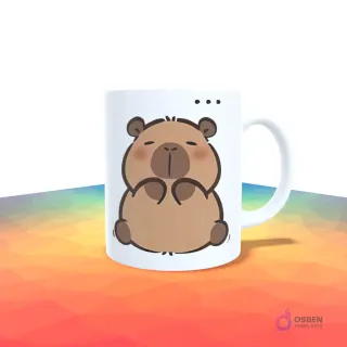 Taza blanca con un capibara sentado en el centro con una expresión pensativa o de sueño, con puntos suspensivos.