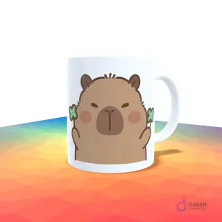 Taza blanca con un capibara sonriente sosteniendo dos tréboles de cuatro hojas.