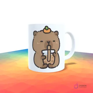 Taza blanca con un capibara kawaii bebiendo bubble tea y llevando un sombrero de naranja.
