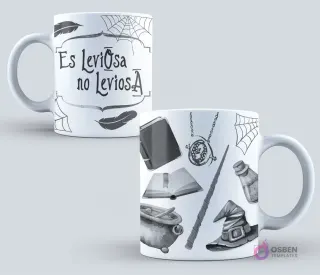 Taza blanca de Harry Potter con la frase 'Es LeviOsa no LeviOsA' y objetos del mundo mágico como varita, caldero y sombrero de brujo en tonos grises