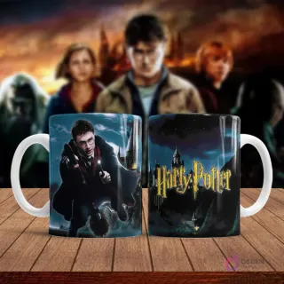 Taza sublimada con diseño de Harry Potter lanzando un hechizo con su varita, fondo de Hogwarts.