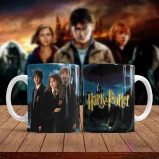 Taza sublimada con el trío dorado: Harry Potter, Hermione Granger y Ron Weasley en sus uniformes de Hogwarts.