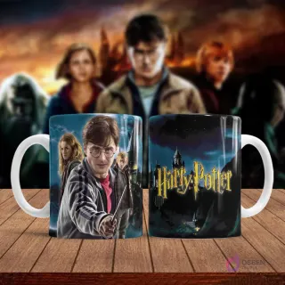 Taza sublimada con diseño de Harry Potter con varita en primer plano y sus amigos al fondo.