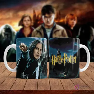 Taza sublimada con diseño del profesor Severus Snape con varita, frente a un fondo oscuro de Hogwarts.