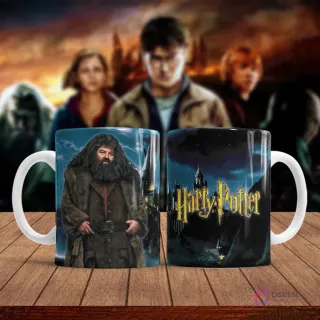 Taza sublimada con diseño del entrañable Rubeus Hagrid con su abrigo, frente al castillo de Hogwarts.