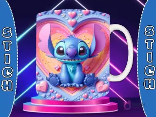 Taza sublimada con diseño 3D de Stitch sentado, fondo de corazón azul y rosa con detalles de corazones y flores en relieve.