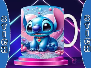 Taza sublimada con diseño 3D de Stitch sentado feliz, rodeado de muchos corazones rojos vibrantes en relieve.