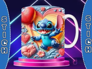 Taza sublimada con diseño 3D de Stitch sentado feliz, enmarcado en un corazón brillante con flores blancas y pequeños corazones en relieve.
