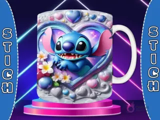 Taza sublimada con diseño 3D de Stitch sentado sonriendo, fondo de corazón rosa pastel con hojas y pequeños corazones en relieve.