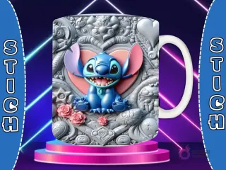 Taza sublimada con diseño 3D de Stitch sentado feliz, fondo de corazón rosa con pequeños corazones en relieve.