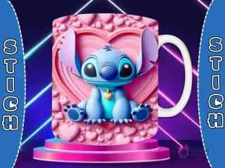 Taza sublimada con diseño 3D de Stitch sentado sonriendo, fondo de corazón rojo vibrante con flores y hojas en relieve.