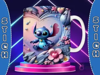 Taza sublimada con diseño 3D de Stitch sentado sonriendo, fondo de corazón rojo con muchas flores y hojas en relieve.