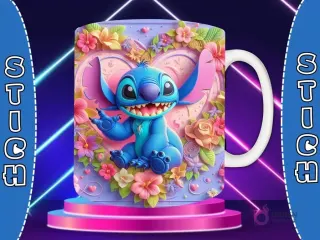Taza sublimada con diseño 3D de Stitch sentado, sonriendo ampliamente, con fondo de corazón arcoíris y corazones pequeños en relieve.