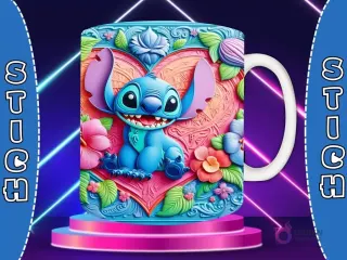 Taza sublimada con diseño 3D de Stitch sentado feliz, enmarcado en un corazón brillante con flores blancas y pequeños corazones en relieve.