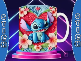 Taza sublimada con diseño 3D de Stitch sentado sonriendo, fondo de corazón rosa pastel con hojas y pequeños corazones en relieve.