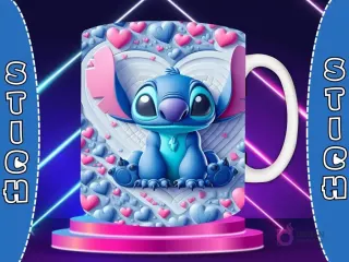 Taza sublimada con diseño 3D de Stitch sentado feliz, fondo de corazón rosa con pequeños corazones en relieve.