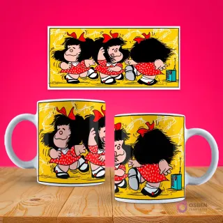 Maqueta de taza de café con diseño de Mafalda bailando al ritmo de un tocadiscos en un fondo amarillo vibrante y garabatos.