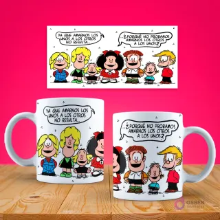 Maqueta de taza de café con diseño de Mafalda y sus amigos en una viñeta, con la frase de Quino 'Ya que amarnos los unos a los otros no resulta... ¿por qué no probamos amarnos los otros a los unos?'.