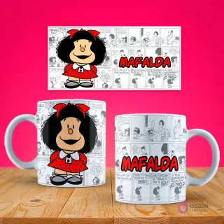 Maqueta de taza de café con diseño de Mafalda sonriendo ampliamente con un vestido rojo, sobre un fondo de viñetas monocromáticas de su tira cómica.