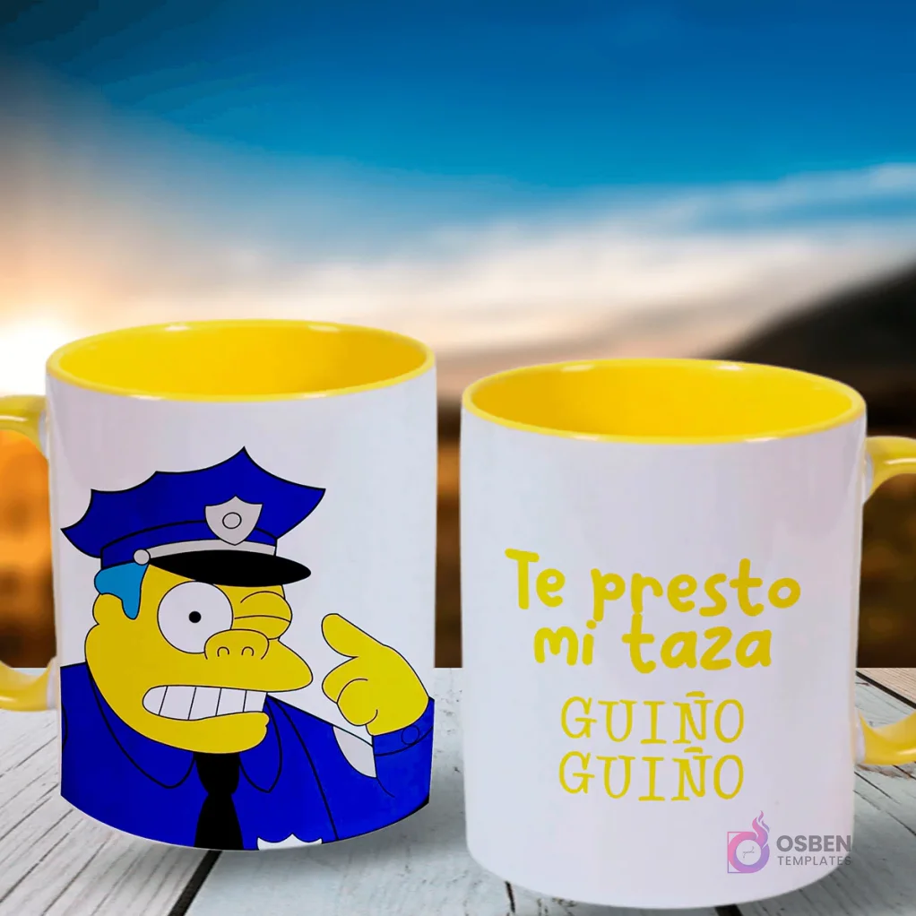 Par de tazas blancas y amarillas de Los Simpsons con Jefe Wiggum guiñando el ojo en una taza y la frase 'Te presto mi taza GUIÑO GUIÑO' en la otra, sobre fondo de atardecer.