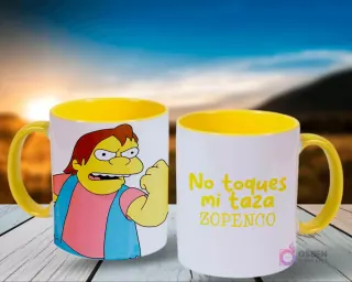 Dos tazas blancas con interior y asa amarilla; una muestra a Nelson Muntz enojado con el puño levantado y la otra la frase 'No toques mi taza ZOPENCO', con un fondo de paisaje borroso.