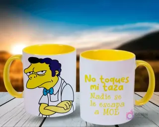 Conjunto de dos tazas de cerámica, una con Moe Szyslak de Los Simpsons con los brazos cruzados y la otra con el texto 'No toques mi taza Nadie se le escapa a MOE', ambas con interior amarillo y sobre un fondo natural.