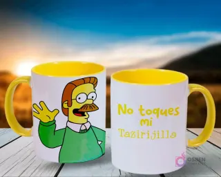 Par de tazas temáticas de Los Simpsons: una con Ned Flanders sonriendo y saludando, la otra con 'No toques mi Tazirijilla', ambas en blanco con interior amarillo y fondo de naturaleza.