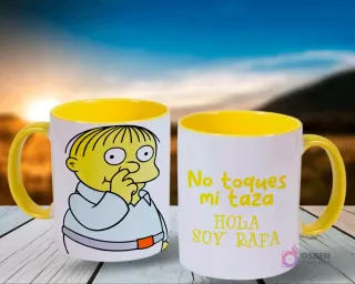 Par de tazas con tema de Los Simpsons, una con Ralph Wiggum chupándose el dedo y la otra con el texto 'No toques mi taza HOLA SOY RAFA', ambas con el interior amarillo, en un entorno exterior al atardecer.