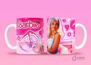 Taza sublimada con Barbie sentada en su coche rosa, y reverso con el logo 'Barbie' y detalles del coche