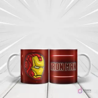 Taza blanca sublimada con diseño 3D inflado del casco de Iron Man en rojo y amarillo y el texto 'IRON MAN' en el reverso, sobre fondo blanco con rayos de acción.