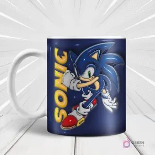 Taza blanca sublimada con diseño 3D inflado de Sonic the Hedgehog corriendo en azul oscuro y el nombre 'SONIC' en amarillo vertical, sobre fondo blanco con rayos de acción.