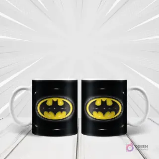 Taza blanca sublimada con el clásico logo de Batman en amarillo y negro con efecto 3D inflado, sobre fondo blanco con rayos de acción.