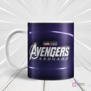 Taza blanca sublimada con el logo 'MARVEL STUDIOS AVENGERS ENDGAME' en 3D inflado sobre un fondo azul-púrpura con efectos de luz, sobre fondo blanco con rayos de acción.