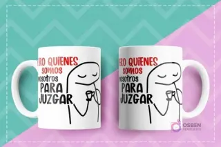 Dos tazas blancas con diseño Flork del meme 'Pero quienes somos nosotros para juzgar' con el personaje sosteniendo una taza.
