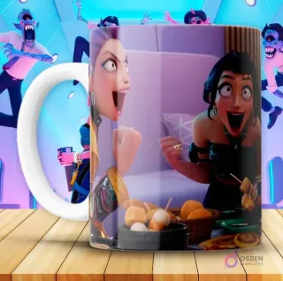 Taza KPOP con dos personajes femeninos de Huntrix Demon Hunter comiendo con expresiones exageradas