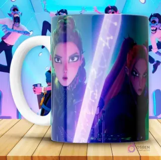 Taza KPOP con dos personajes femeninos de Huntrix Demon Hunter empuñando una espada de energía brillante