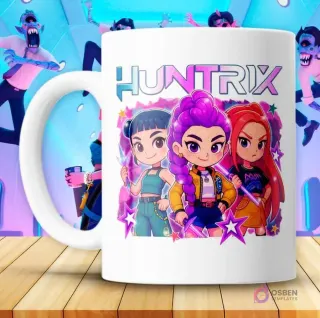 Taza blanca KPOP con diseño Huntrix de tres personajes femeninos en estilo chibi y estrellas