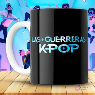 Taza negra KPOP con texto holográfico 'Las Guerreras KPOP'