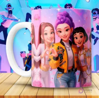 Taza KPOP con tres personajes femeninos de Huntrix Demon Hunter haciendo un corazón con las manos en tonos pastel